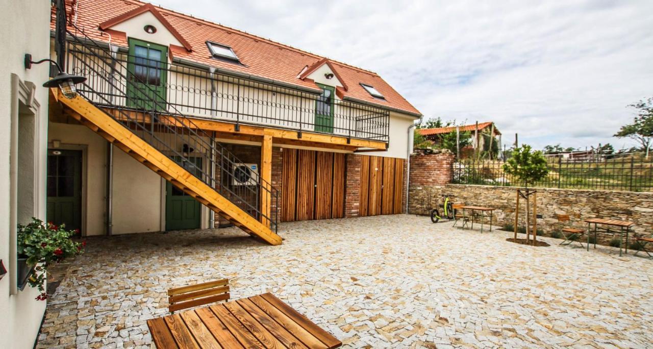 Penzion A Bistro Stary Kopec Зноймо Екстер'єр фото