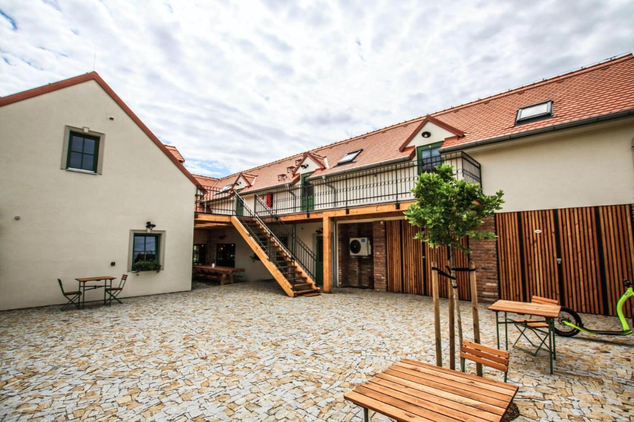 Penzion A Bistro Stary Kopec Зноймо Екстер'єр фото